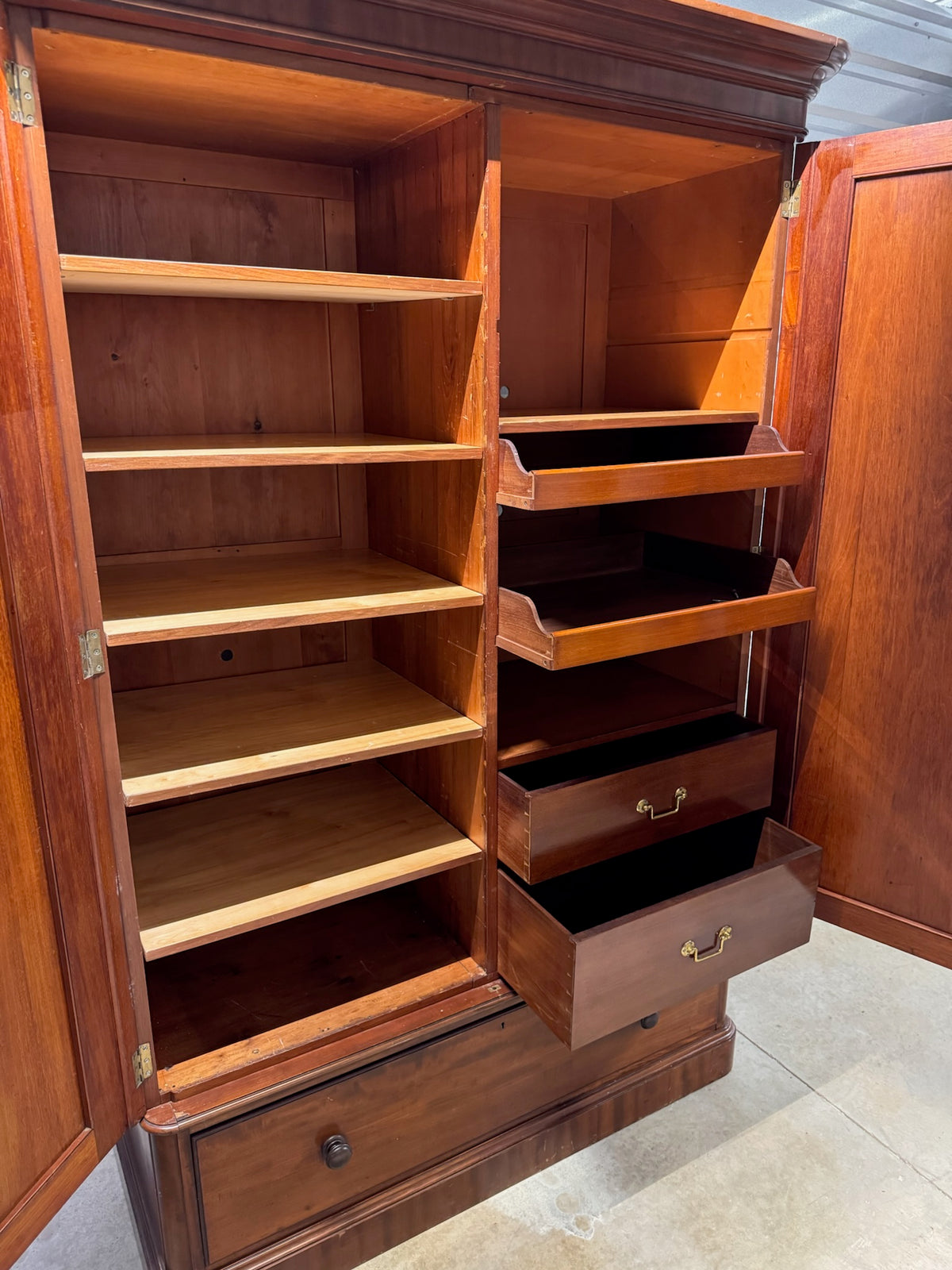 Wardrobe/Armoire
